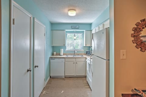 Apartment (2 Bedrooms) | Private kitchen | Microwave, oven, stovetop, dishwasher