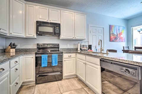 Apartment (2 Bedrooms) | Private kitchen | Microwave, oven, stovetop, dishwasher