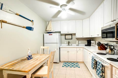 Cottage (2 Bedrooms) | Private kitchen | Microwave, oven, stovetop, dishwasher