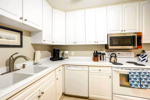 Cottage (2 Bedrooms) | Private kitchen | Microwave, oven, stovetop, dishwasher