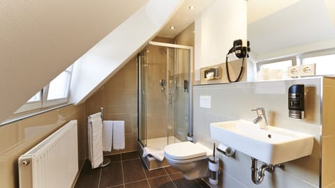 Suite | Bathroom | Shower, free toiletries, hair dryer, slippers