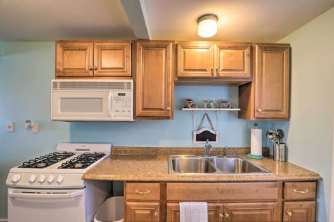 Apartment (2 Bedrooms) | Private kitchen | Microwave, oven, stovetop, cookware/dishes/utensils