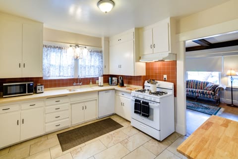 Apartment (3 Bedrooms) | Private kitchen | Microwave, oven, stovetop, dishwasher