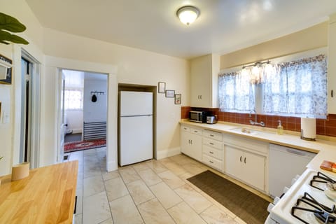 Apartment (3 Bedrooms) | Private kitchen | Microwave, oven, stovetop, dishwasher