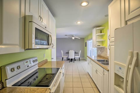 House (3 Bedrooms) | Private kitchen | Microwave, oven, stovetop, cookware/dishes/utensils