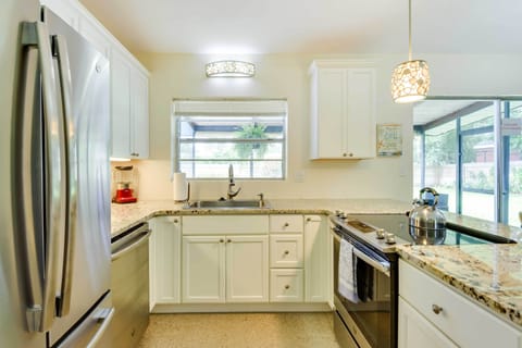 House (2 Bedrooms) | Private kitchen | Oven, stovetop, paper towels