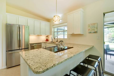 House (2 Bedrooms) | Private kitchen | Oven, stovetop, paper towels