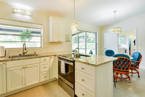 House (2 Bedrooms) | Private kitchen | Oven, stovetop, paper towels