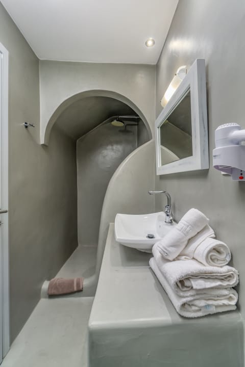 Deluxe Room | Bathroom | Shower, rainfall showerhead, designer toiletries, hair dryer