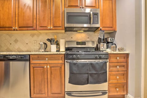 Apartment (1 Bedroom) | Private kitchen | Microwave, oven, stovetop, cookware/dishes/utensils