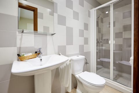 Double or Twin Room | Bathroom shower