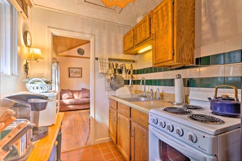 Cottage (2 Bedrooms) | Private kitchen | Microwave, oven, stovetop, cookware/dishes/utensils