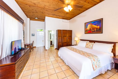 Deluxe Suite, Kitchenette, Mountain View | 1 bedroom, in-room safe, desk, laptop workspace