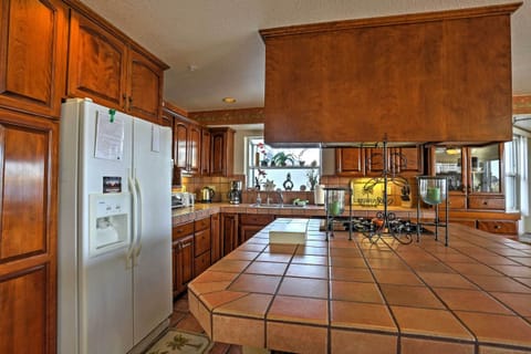 Apartment (3 Bedrooms) | Private kitchen | Microwave, oven, stovetop, dishwasher