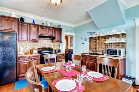 Apartment (2 Bedrooms) | Private kitchen | Microwave, oven, stovetop, dishwasher