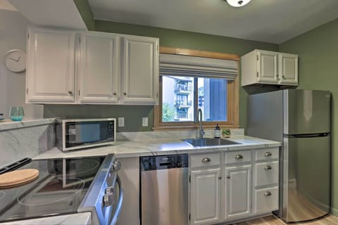 Apartment (0 Bedroom) | Private kitchen | Microwave, oven, stovetop, dishwasher