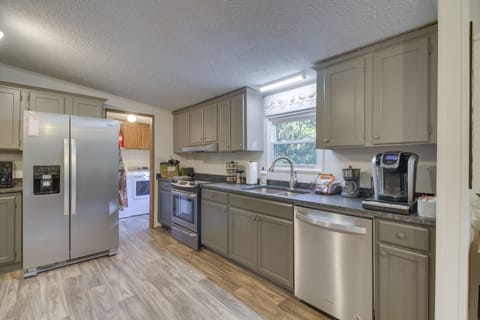 House (3 Bedrooms) | Private kitchen | Microwave, oven, stovetop, dishwasher