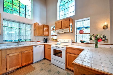 House (4 Bedrooms) | Private kitchen | Microwave, oven, stovetop, dishwasher