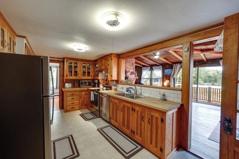 House (5 Bedrooms) | Private kitchen | Microwave, oven, stovetop, dishwasher