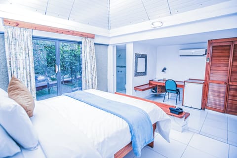 Standard Room, 1 Queen Bed | Free WiFi, bed sheets