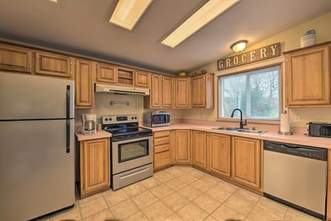 Cottage (2 Bedrooms) | Private kitchen | Paper towels