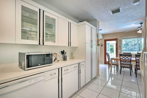 House (3 Bedrooms) | Private kitchen | Microwave, oven, stovetop, cookware/dishes/utensils