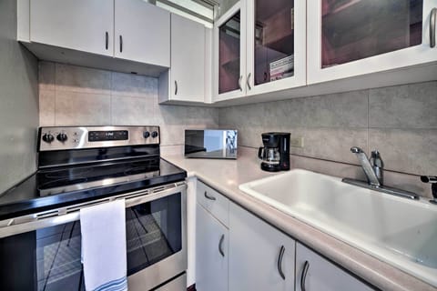 Apartment (0 Bedroom) | Private kitchen | Microwave, oven, stovetop, coffee grinder