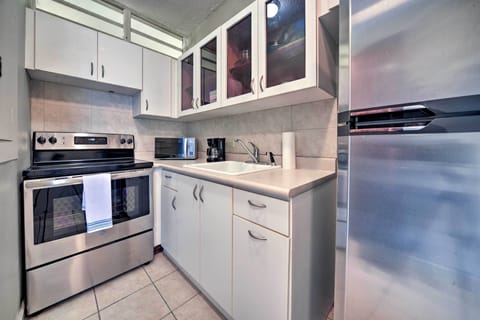 Apartment (0 Bedroom) | Private kitchen | Microwave, oven, stovetop, coffee grinder