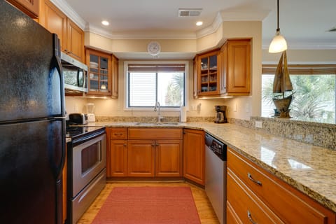 Apartment (3 Bedrooms) | Private kitchen | Microwave, oven, stovetop, dishwasher