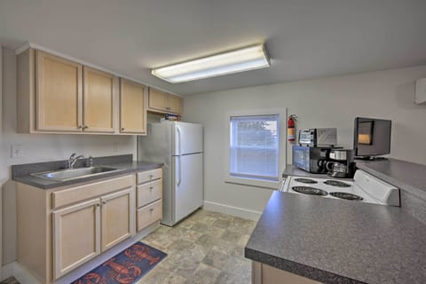 Apartment (1 Bedroom) | Private kitchen | Oven, stovetop, spices, paper towels