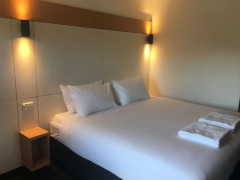 Standard Room, 1 King Bed | Desk, free WiFi, bed sheets