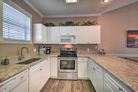 Apartment (2 Bedrooms) | Private kitchen | Microwave, oven, stovetop, dishwasher