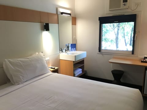 Standard Room, 1 Queen Bed | Free WiFi, bed sheets