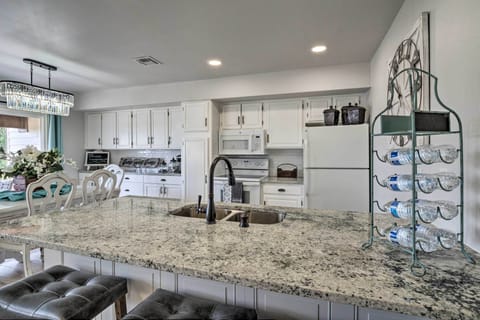 Apartment (4 Bedrooms) | Private kitchen | Microwave, oven, stovetop, dishwasher