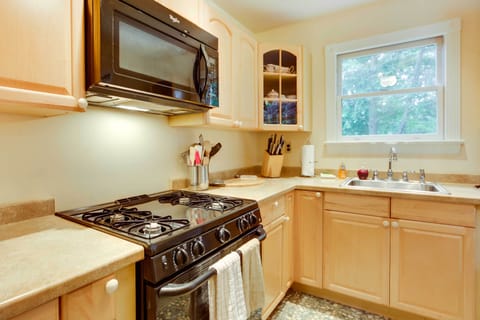 Cottage (2 Bedrooms) | Private kitchen | Microwave, oven, stovetop, dishwasher