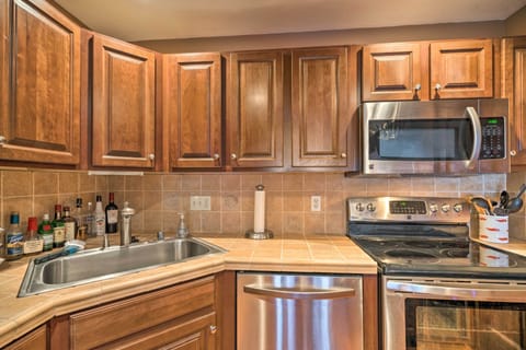 Apartment (2 Bedrooms) | Private kitchen | Microwave, oven, stovetop, dishwasher