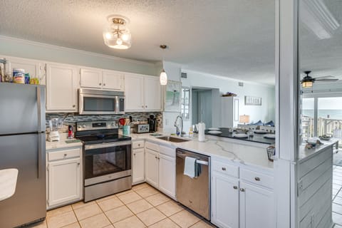 Apartment (2 Bedrooms) | Private kitchen | Microwave, oven, stovetop, dishwasher