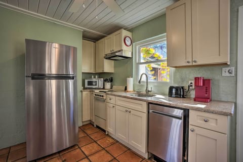 House (1 Bedroom) | Private kitchen | Microwave, oven, stovetop, dishwasher