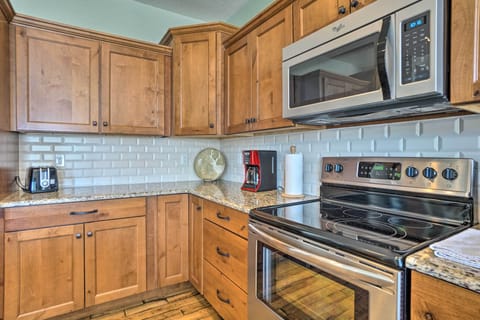 House (3 Bedrooms) | Private kitchen | Microwave, oven, stovetop, dishwasher