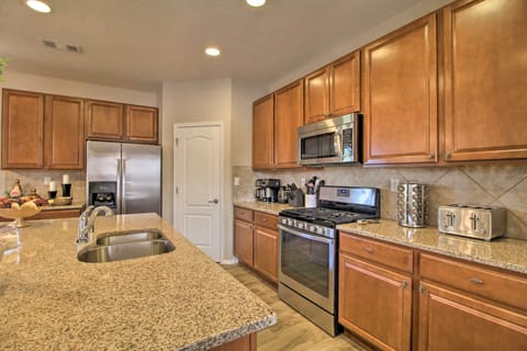 House (3 Bedrooms) | Private kitchen | Microwave, oven, stovetop, dishwasher