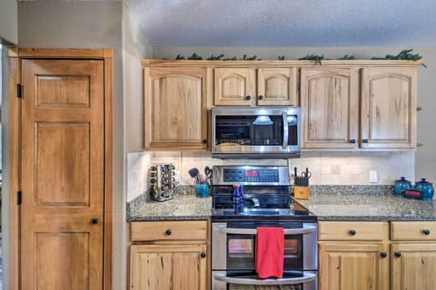 House (3 Bedrooms) | Private kitchen | Microwave, oven, stovetop, dishwasher