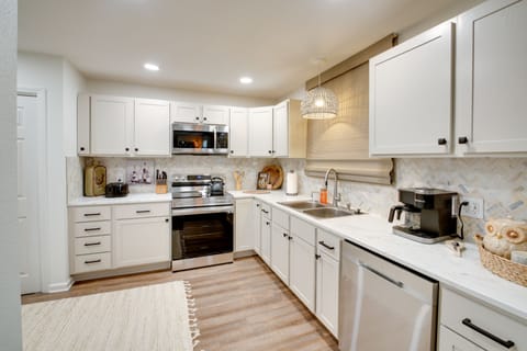 Apartment (3 Bedrooms) | Private kitchen | Microwave, oven, stovetop, dishwasher