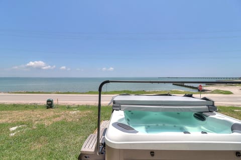 House, 3 Bedrooms | Outdoor spa tub