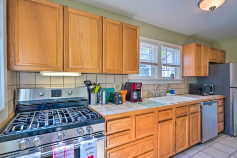 Cottage (2 Bedrooms) | Private kitchen | Microwave, oven, stovetop, dishwasher