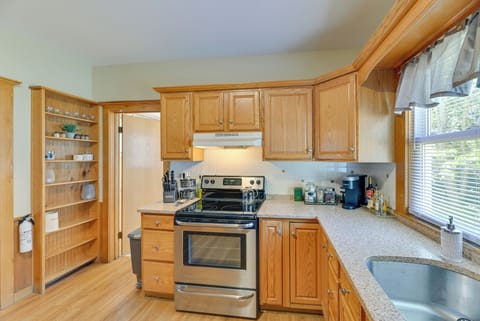 House (4 Bedrooms) | Private kitchen | Microwave, oven, stovetop, dishwasher