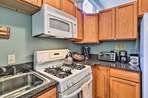 Apartment (2 Bedrooms) | Private kitchen | Microwave, oven, stovetop, dishwasher