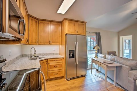 Apartment (1 Bedroom) | Private kitchen | Microwave, oven, stovetop, cookware/dishes/utensils