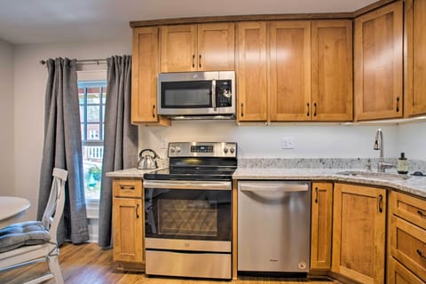 Apartment (1 Bedroom) | Private kitchen | Microwave, oven, stovetop, cookware/dishes/utensils