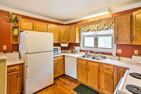 Apartment (2 Bedrooms) | Private kitchen | Microwave, oven, stovetop, cookware/dishes/utensils