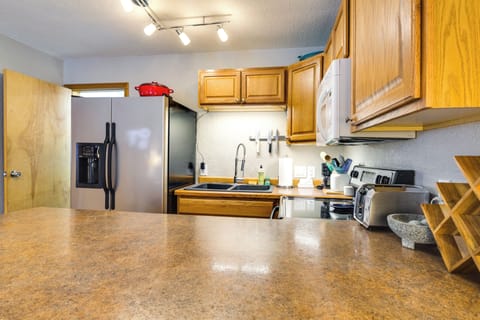 Apartment (2 Bedrooms) | Private kitchen | Microwave, oven, stovetop, blender